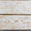 Bancs restaurés en bois et blanc, esprit shabby. Vue de dessus. Veinage du bois