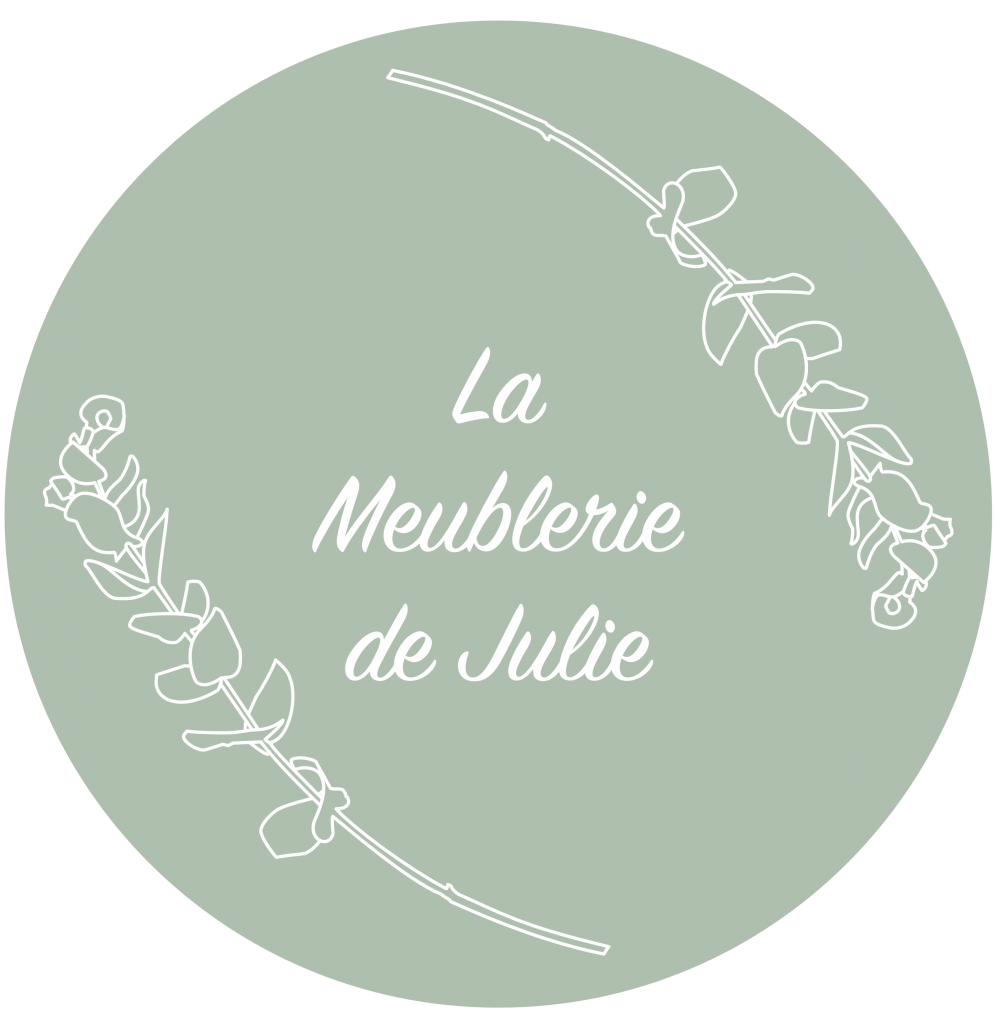 Logo La Meublerie de Julie sur un fond vert de gris et eucalyptus