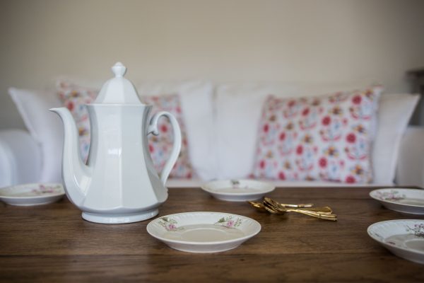 Théière tisanière en porcelaine blanche sur une table en bois