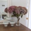 Sauciers petits pots en céramique blancs bouquet d'hortensias miroir blanc vintage et guirlande d'étoiles