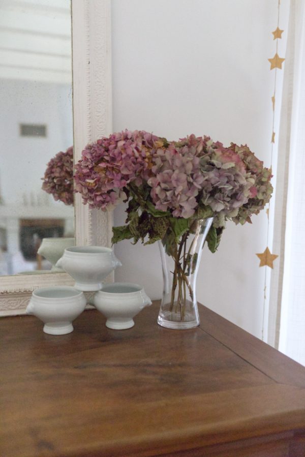 Sauciers petits pots en céramique blancs bouquet d'hortensias miroir blanc vintage et guirlande d'étoiles