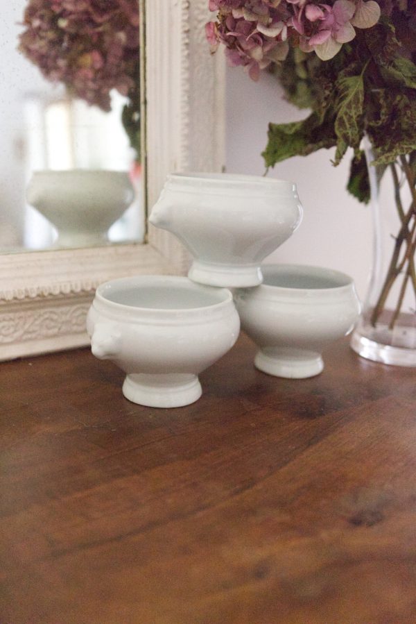 Sauciers petits pots en céramique blancs bouquet d'hortensias miroir blanc vintage et guirlande d'étoiles