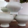 Sauciers petits pots en céramique blancs bouquet d'hortensias miroir blanc vintage et guirlande d'étoiles