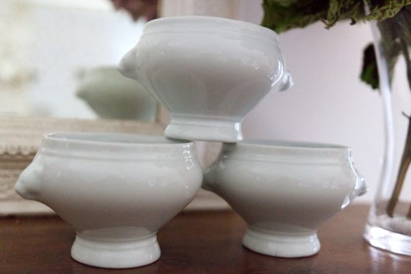 Sauciers petits pots en céramique blancs bouquet d'hortensias miroir blanc vintage et guirlande d'étoiles