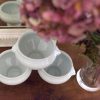 Sauciers petits pots en céramique blancs bouquet d'hortensias miroir blanc vintage et guirlande d'étoiles