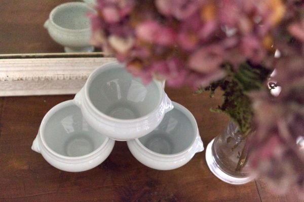 Sauciers petits pots en céramique blancs bouquet d'hortensias miroir blanc vintage et guirlande d'étoiles