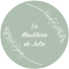 Logo La Meublerie de Julie sur un fond vert de gris et eucalyptus